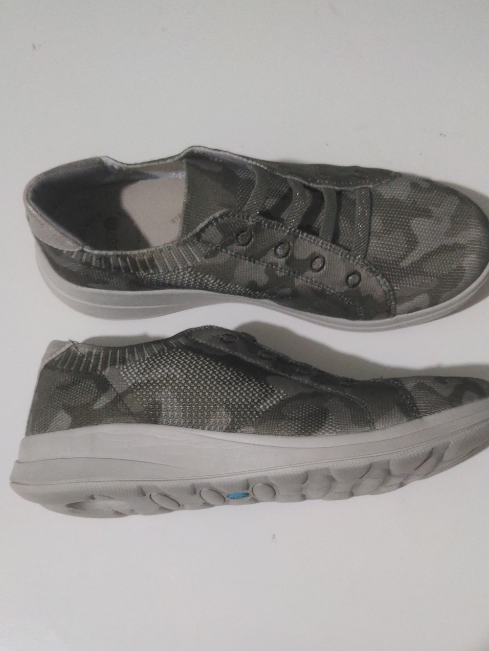 Bzees Women's Golden Knit Abbey Stone Slip On Sneakers. Size 8M